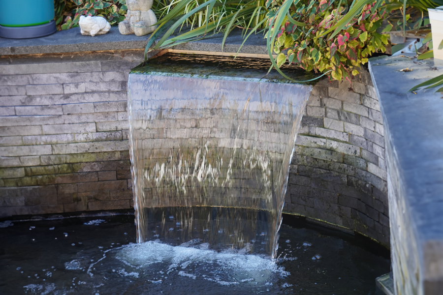 Cascade parfaite pour bassin avec une capacité parfaite