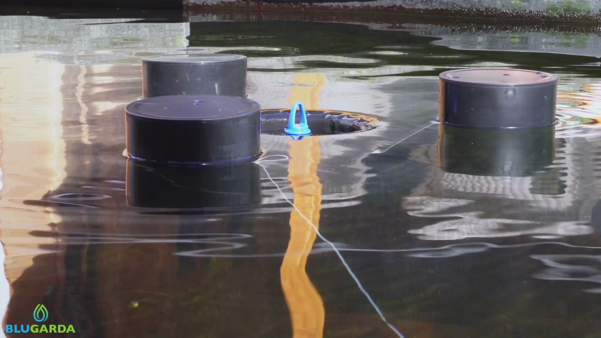 Charger la vidéo : BluSkimmer 2 500 - Skimmer flottant avec ensemble fontaine vidéo du produit